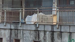 Clochard si rifugia tra i cartoni vicino all’ex Questura di Sassari