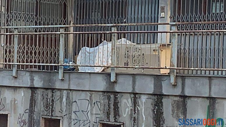 Clochard si rifugia tra i cartoni vicino all’ex Questura di Sassari