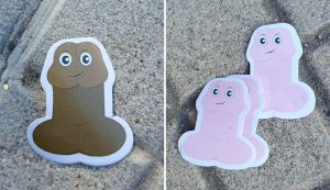 Il centro di Sassari si riempie di strane cartoline a forma di pene