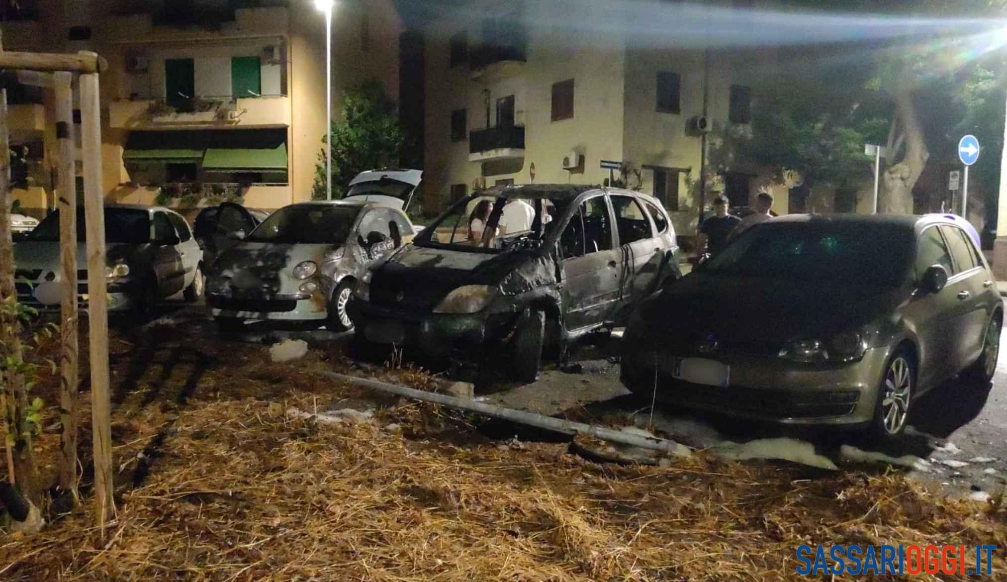 Incendio a Sassari, danni ingenti a diverse auto è doloso