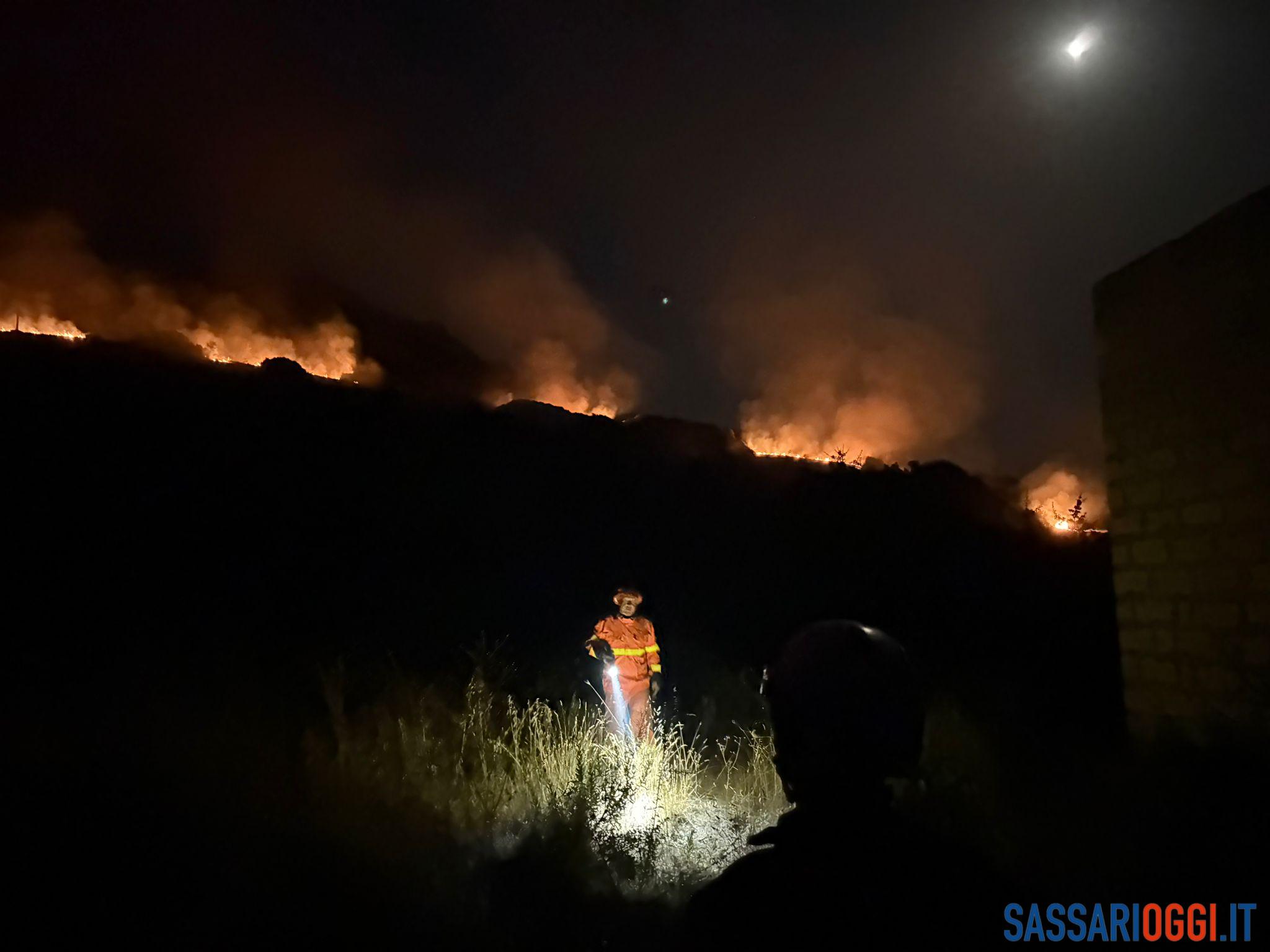 Incendio nelle campagne di Bosa, in cenere due ettari di terreno