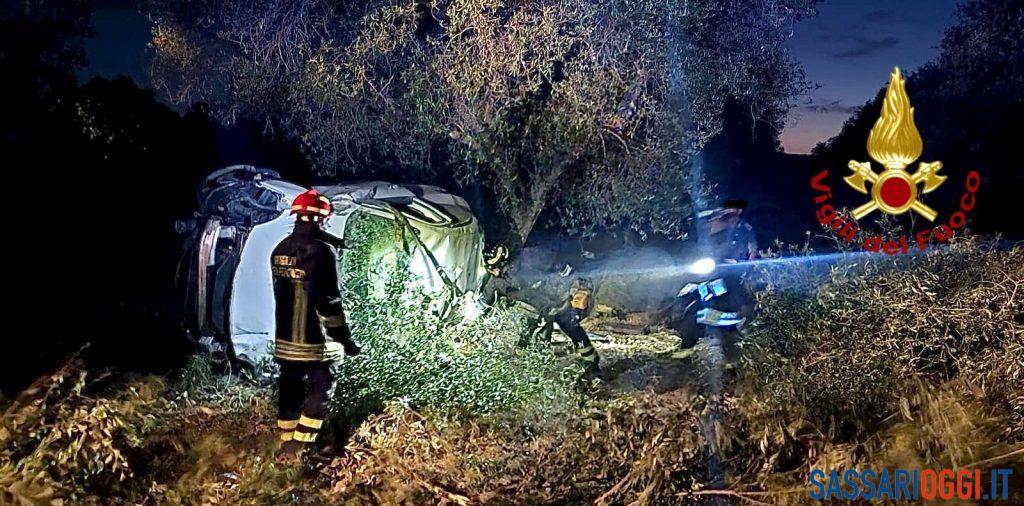 Incidente a Uri, gli occupanti fuggono trovati due sacchi di droga