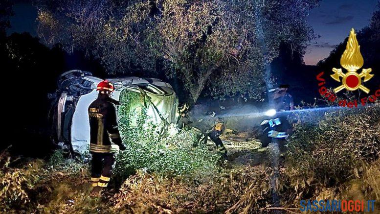 Incidente a Uri, gli occupanti fuggono trovati due sacchi di droga