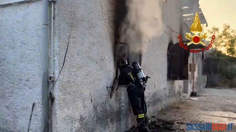 Abitazione in fiamme a Sassari, scatta l'allarme