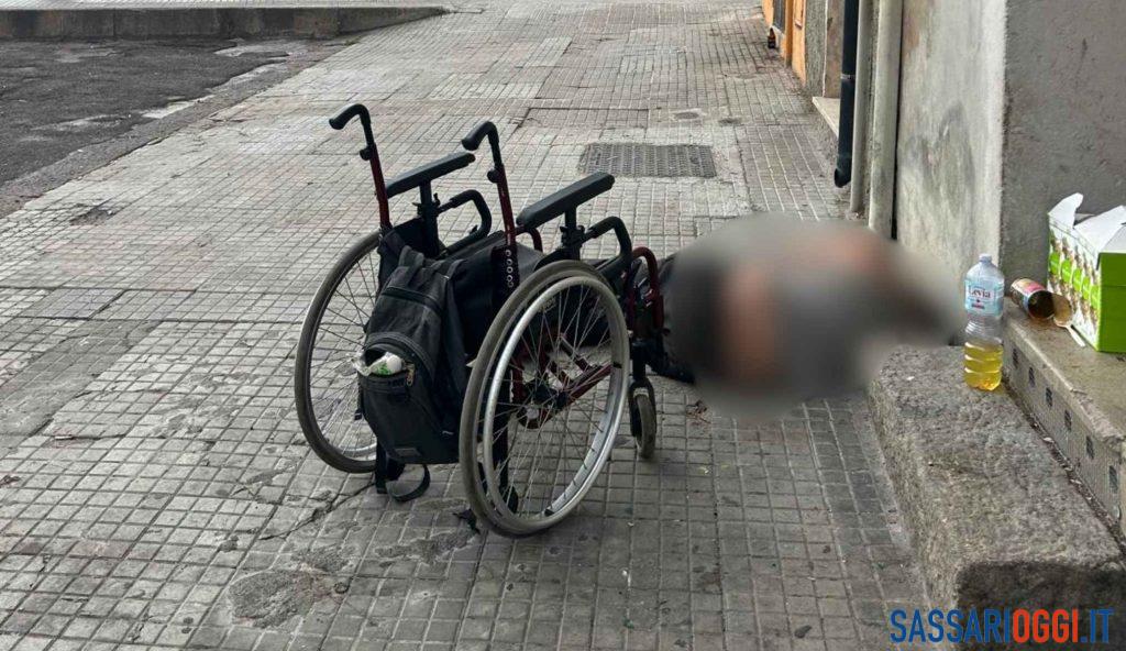Clochard rifiuta i soccorsi e minaccia i passanti a Sassari
