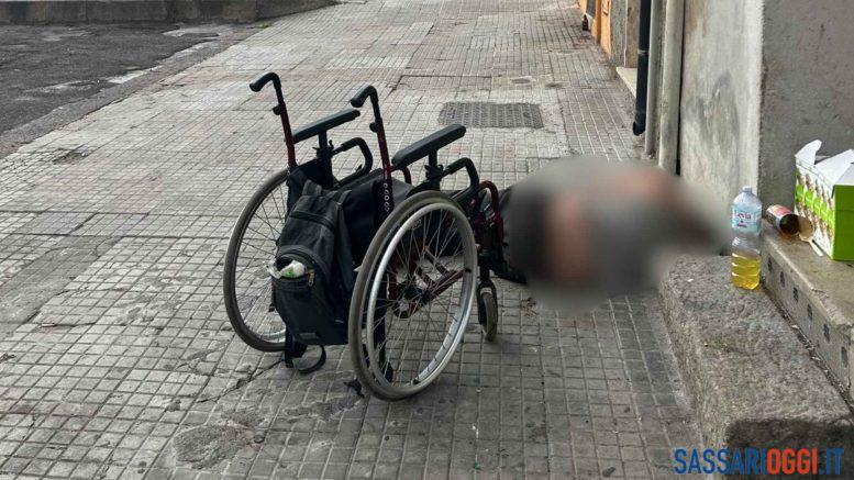 Clochard rifiuta i soccorsi e minaccia i passanti a Sassari