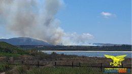 Grosso incendio a Stintino, sul posto due elicotteri