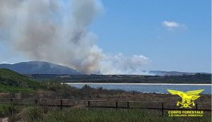 Grosso incendio a Stintino, sul posto due elicotteri