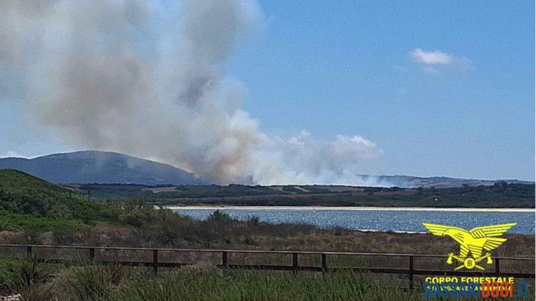 Grosso incendio a Stintino, sul posto due elicotteri