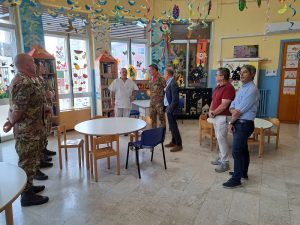I militari portano in dono tanti libri ai piccoli pazienti di Sassari