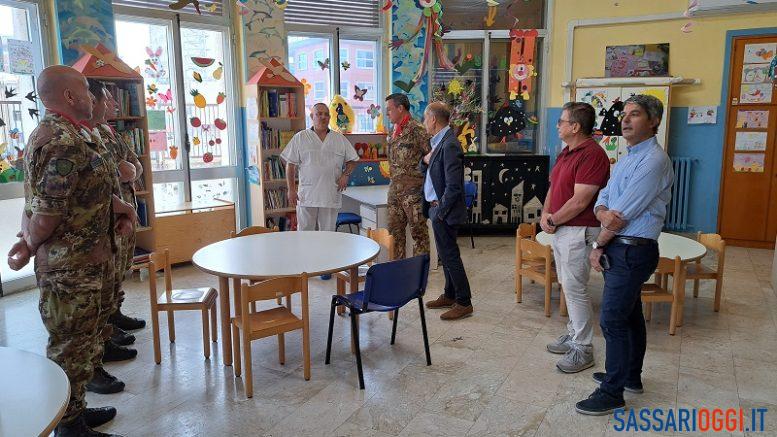 I militari portano in dono tanti libri ai piccoli pazienti di Sassari