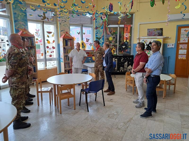 I militari portano in dono tanti libri ai piccoli pazienti di Sassari