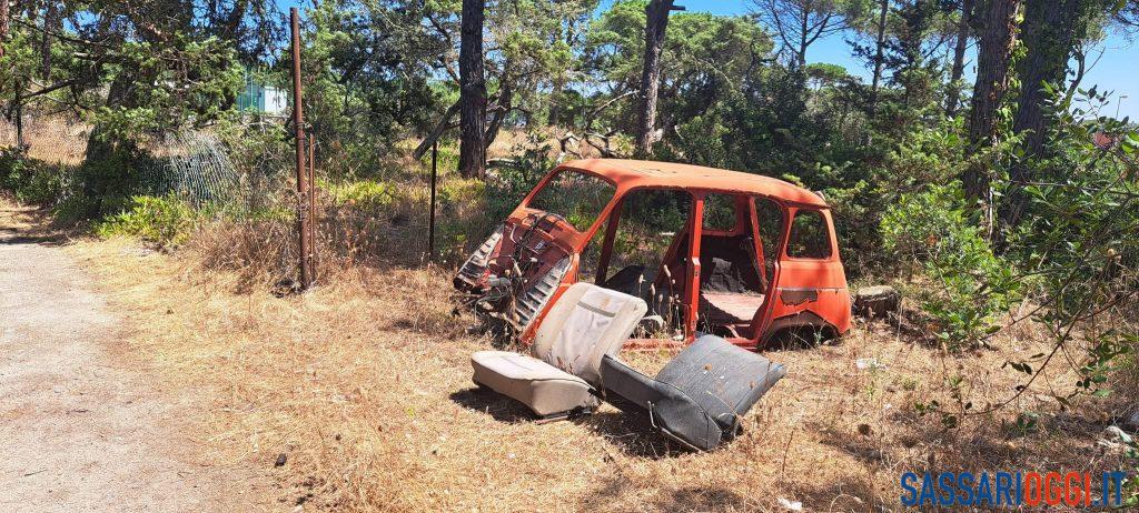 Inciviltà al Terzo Pettine di Platamona, auto abbandonata da tempo