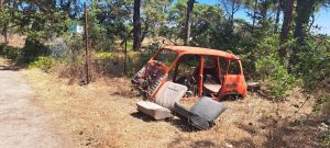 Inciviltà al Terzo Pettine di Platamona, auto abbandonata da tempo