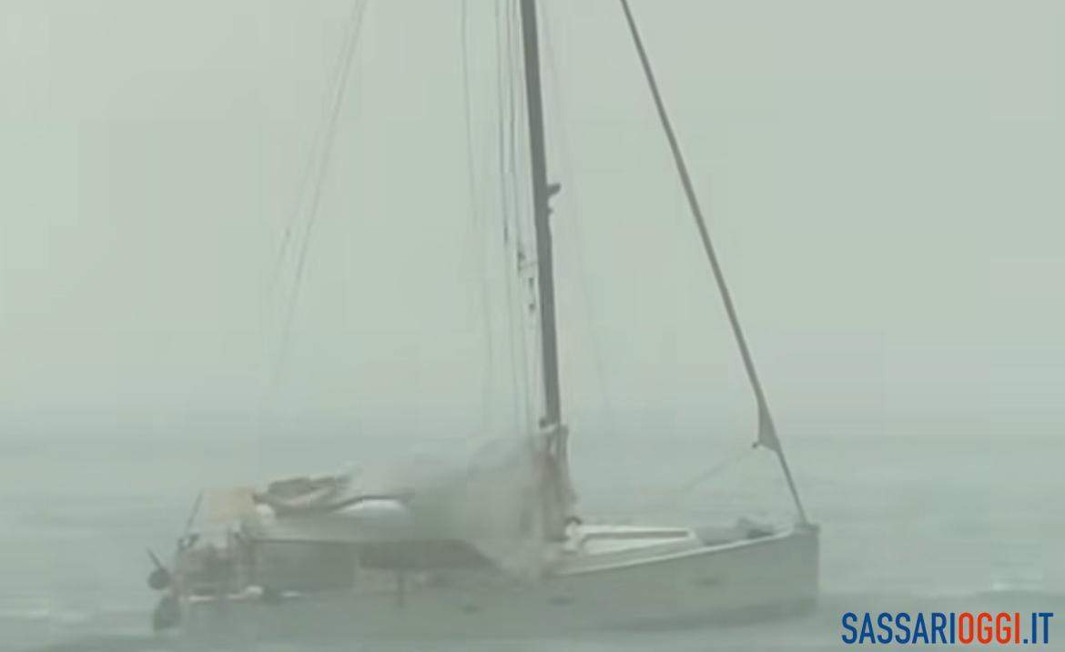 Tempesta a Porto Ferro, barca tedesca si incaglia tra le rocce