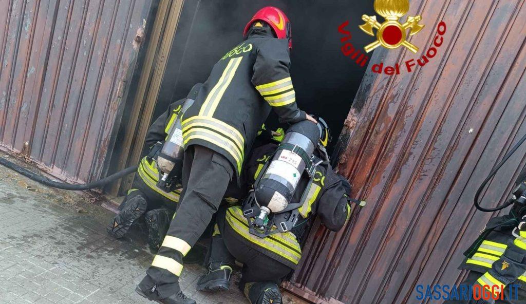 Incendio in un magazzino nel centro di Ossi, scatta l'allarme