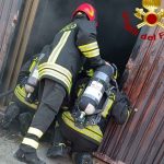 Incendio in un magazzino nel centro di Ossi, scatta l'allarme