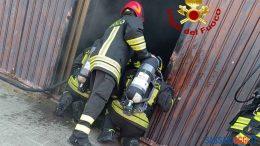Incendio in un magazzino nel centro di Ossi, scatta l'allarme