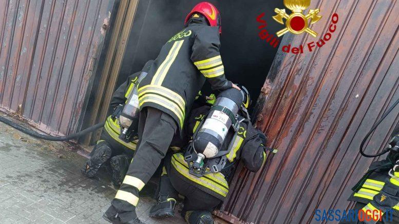 Incendio in un magazzino nel centro di Ossi, scatta l'allarme