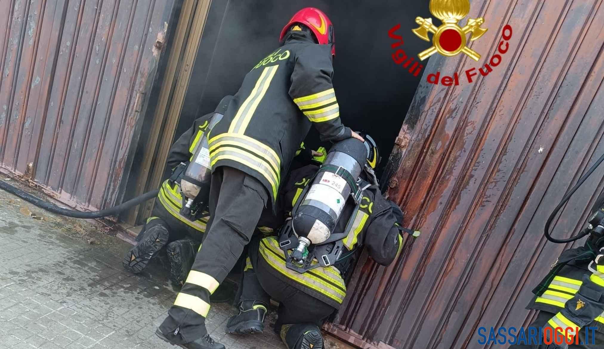 Incendio in un magazzino nel centro di Ossi, scatta l'allarme