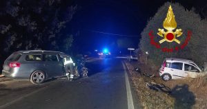 Incidente frontale tra auto sulla strada per Alghero, 3 feriti