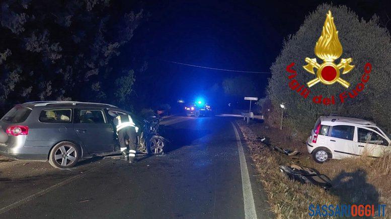 Incidente frontale tra auto sulla strada per Alghero, 3 feriti