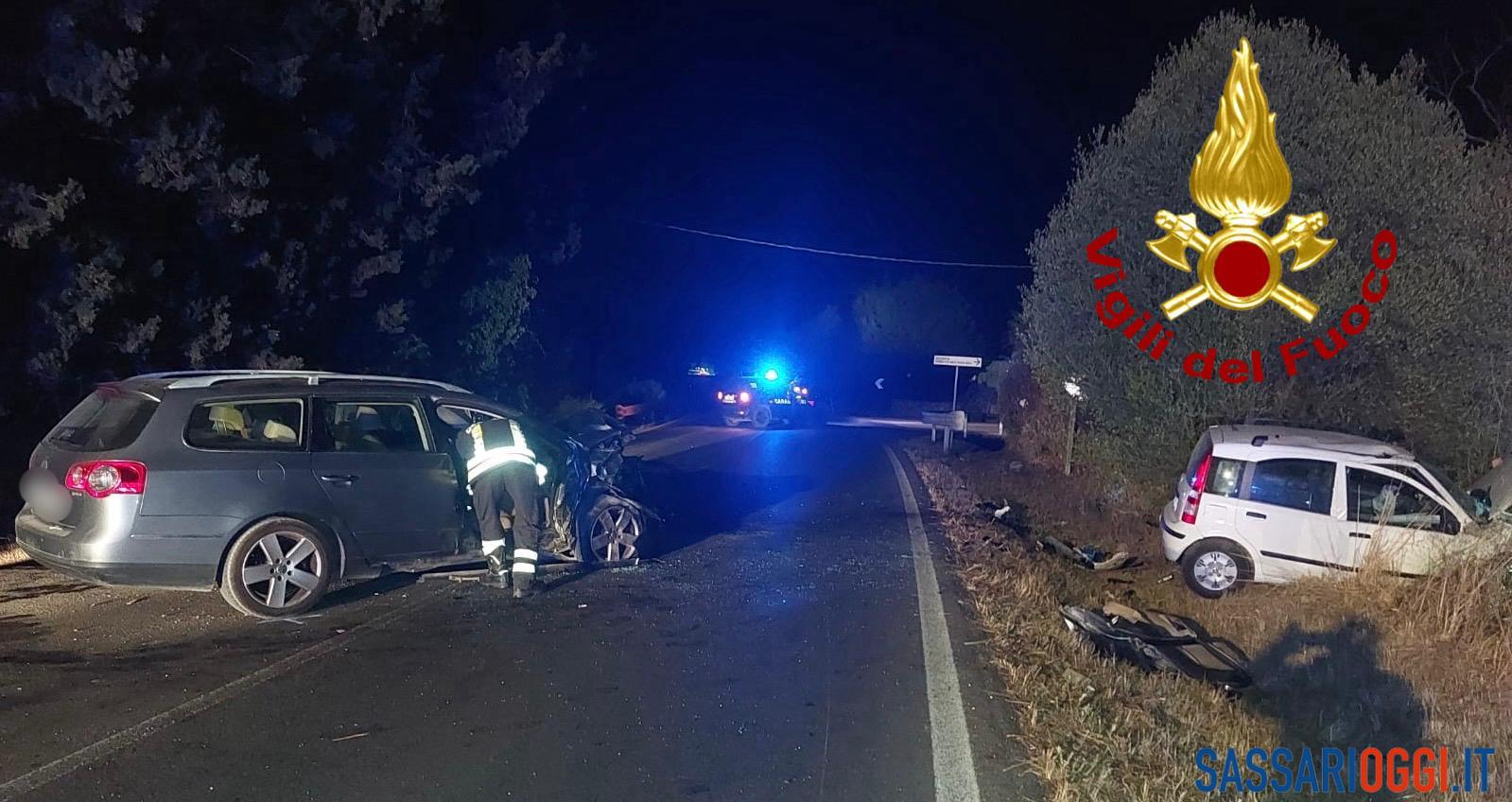 Incidente frontale tra auto sulla strada per Alghero, 3 feriti
