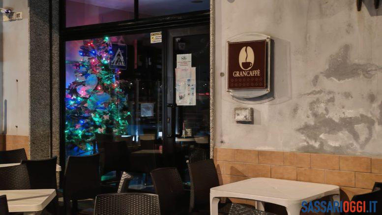 L'albero di Natale sfida il caldo estivo di Porto Torres