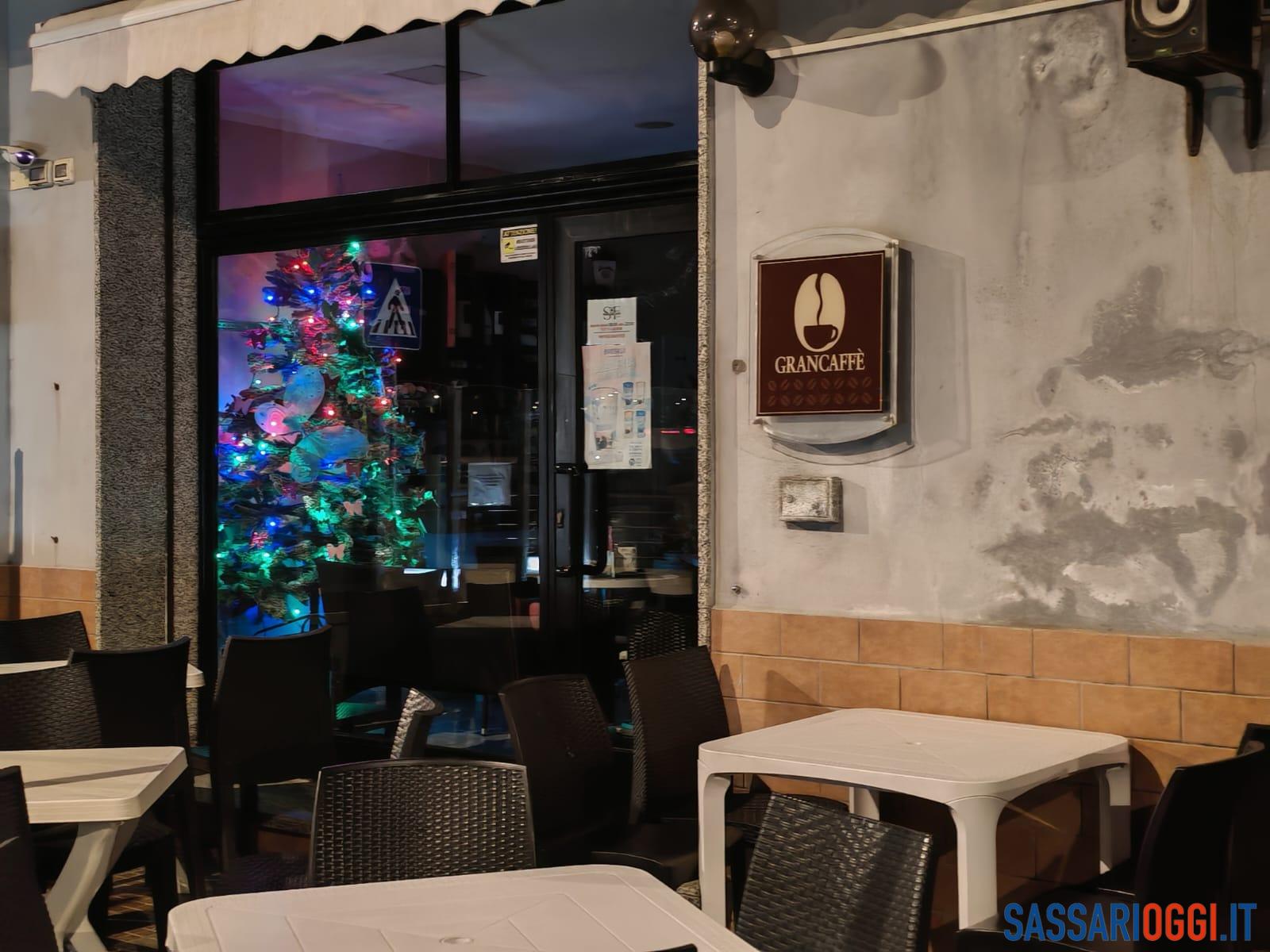 L'albero di Natale sfida il caldo estivo di Porto Torres