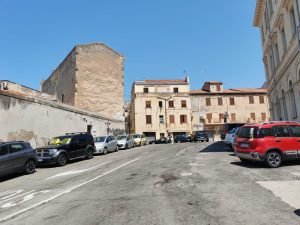 Strade dissestate e buche come crateri vicino l'Università di Sassari