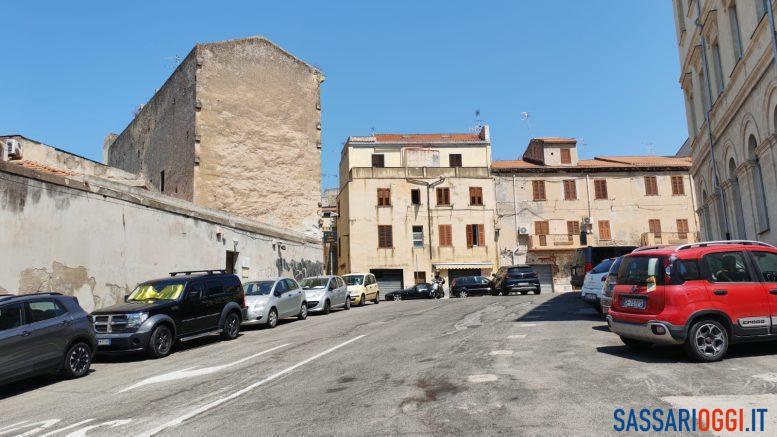 Strade dissestate e buche come crateri vicino l'Università di Sassari