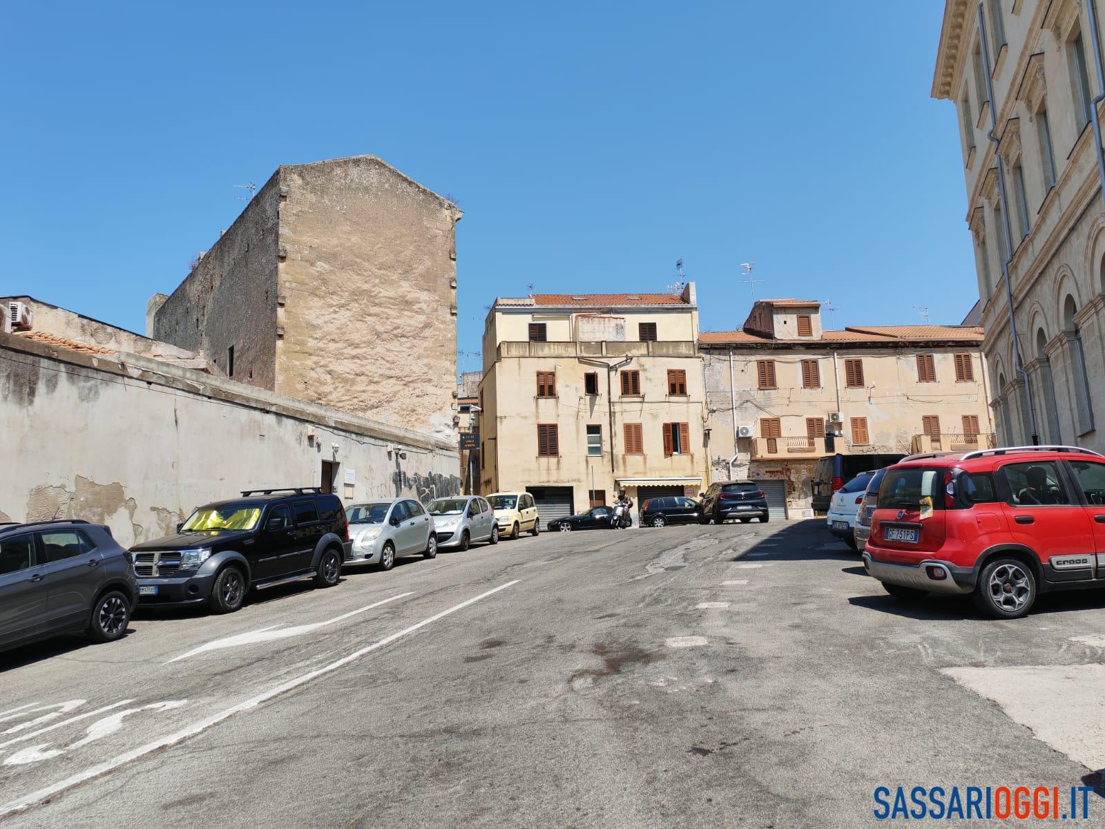 Strade dissestate e buche come crateri vicino l'Università di Sassari