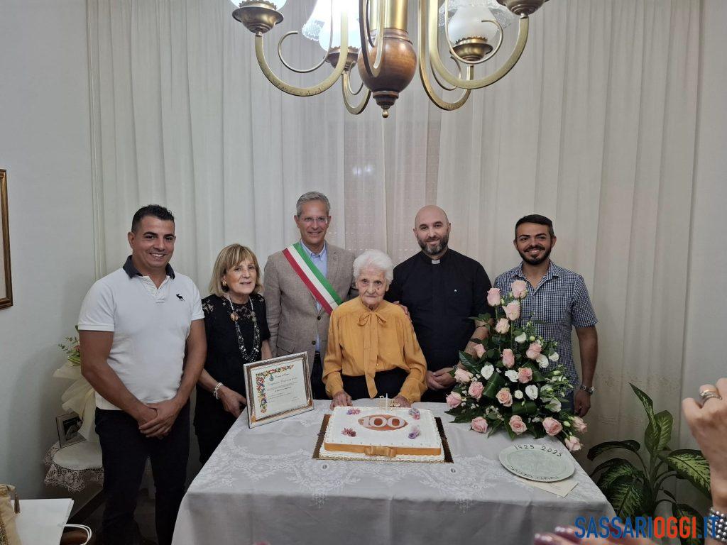 Grande festa a Padria per i 100 anni di Maria Elena Poddighe