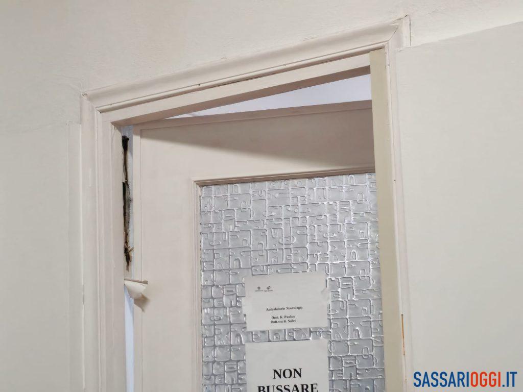La porta rischia di cadere sui pazienti all'ex ospedale Rizzeddu di Sassari