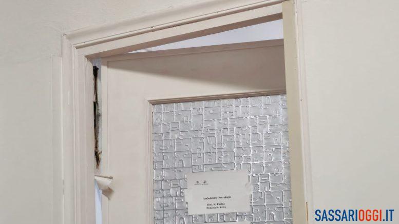 La porta rischia di cadere sui pazienti all'ex ospedale Rizzeddu di Sassari