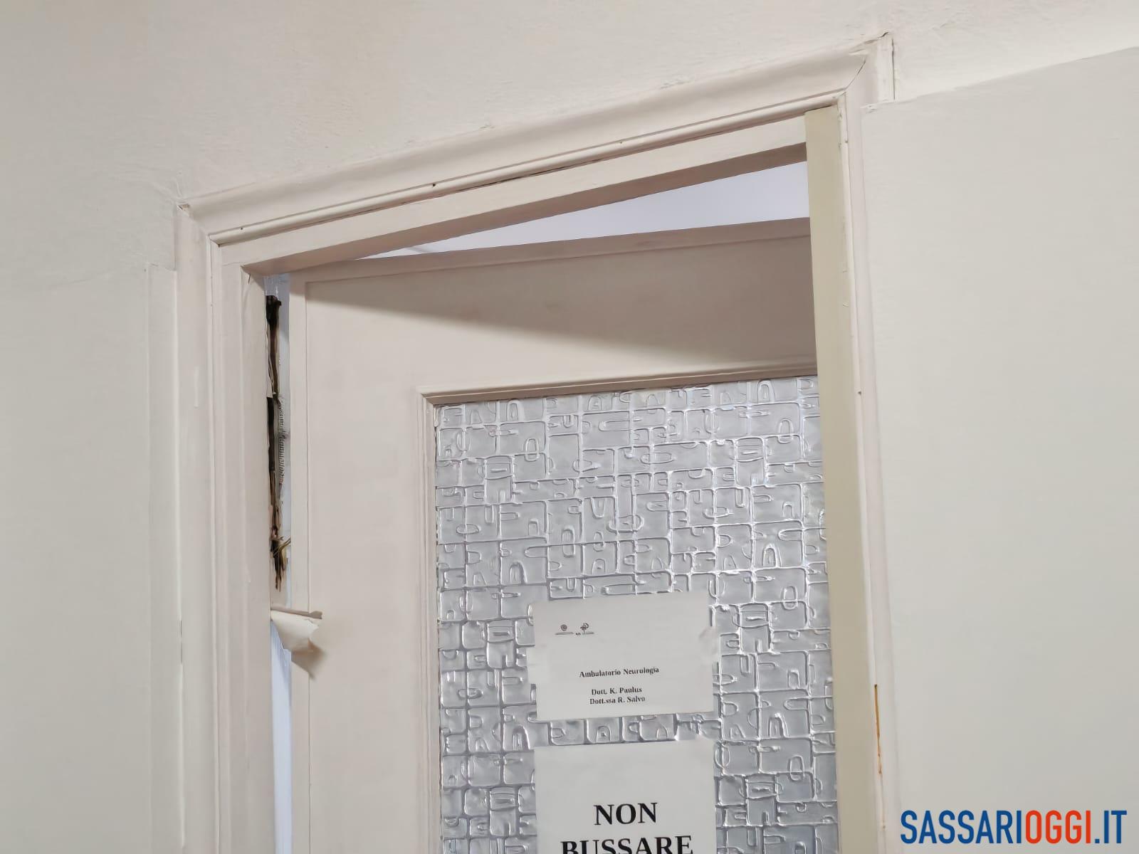 La porta rischia di cadere sui pazienti all'ex ospedale Rizzeddu di Sassari
