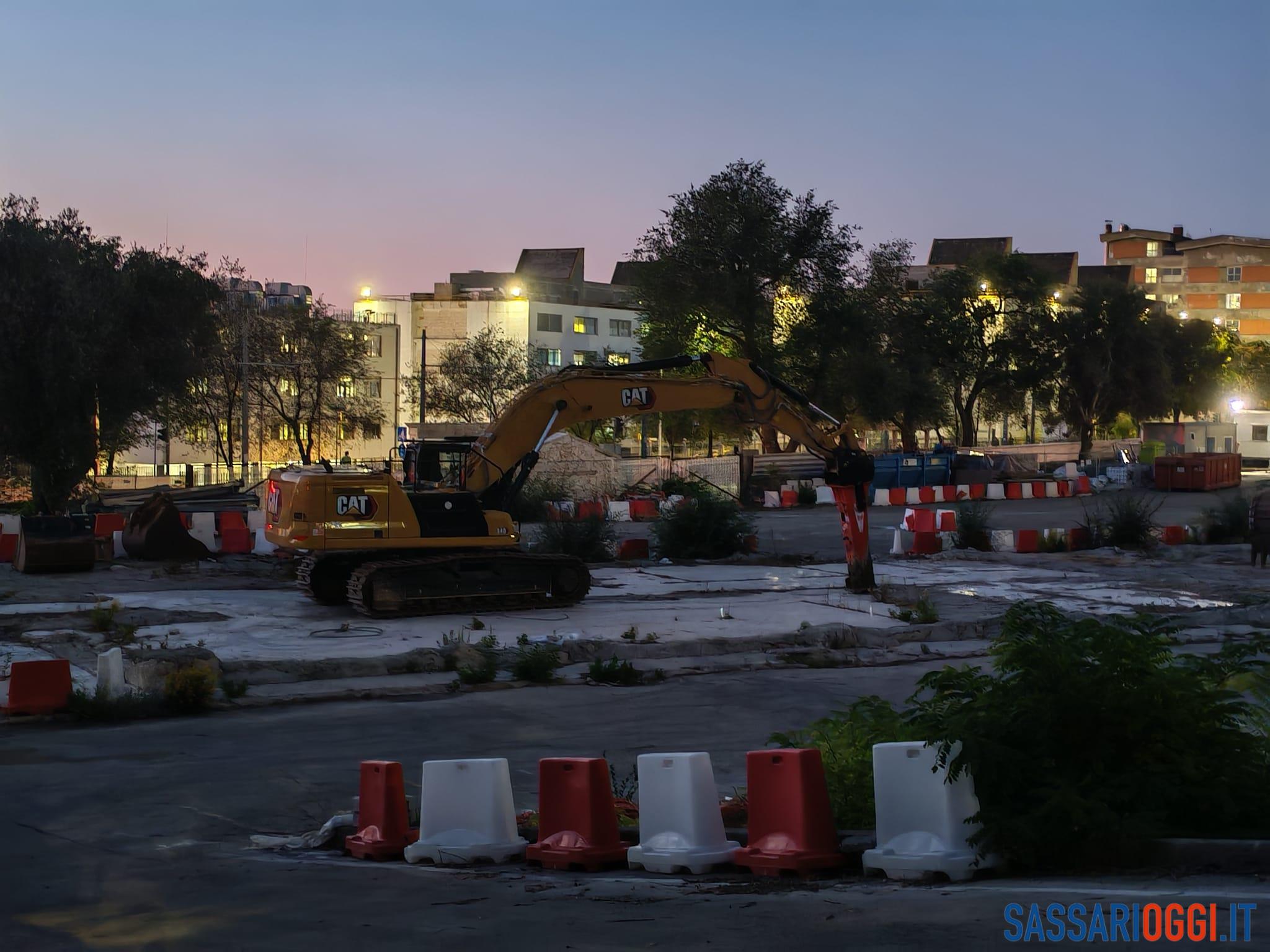 Cantiere fantasma a Sassari, ruspe ferme ed erbacce al Materno infantile