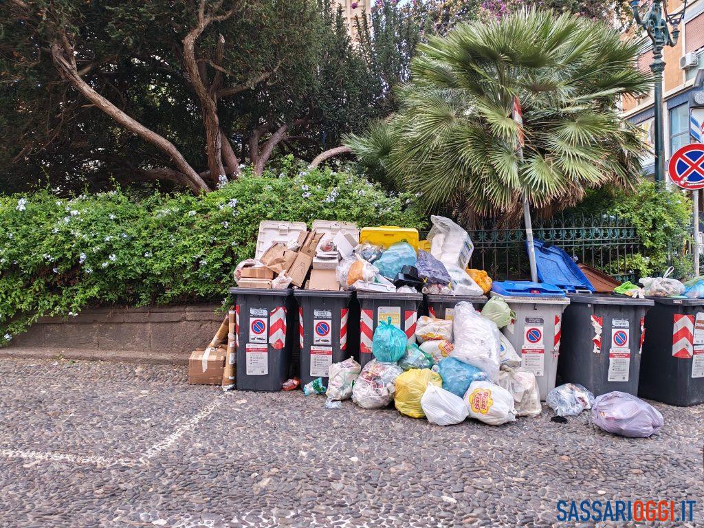Degrado e rifiuti vicino il grattacielo di piazza Castello a Sassari
