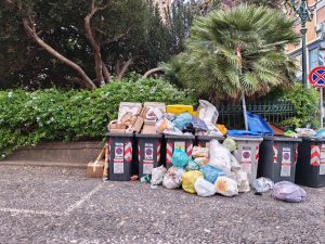 Degrado e rifiuti vicino il grattacielo di piazza Castello a Sassari