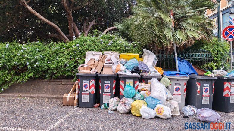 Degrado e rifiuti vicino il grattacielo di piazza Castello a Sassari