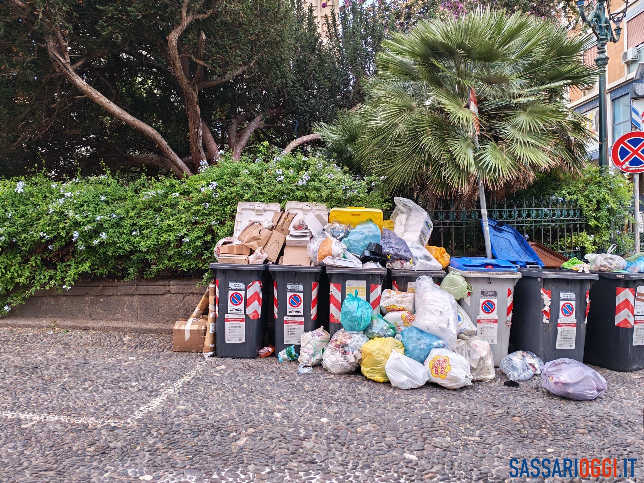 Degrado e rifiuti vicino il grattacielo di piazza Castello a Sassari