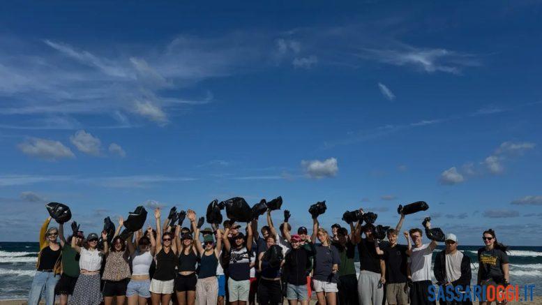 Gli studenti svizzeri puliscono per il terzo anno la spiaggia di Valledoria