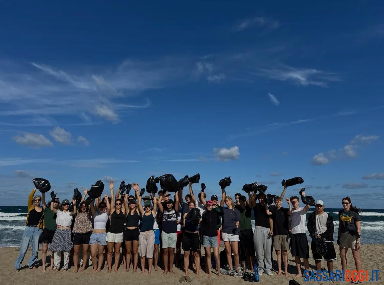 Gli studenti svizzeri puliscono per il terzo anno la spiaggia di Valledoria