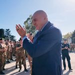 Il ministro della Difesa Guido Crosetto con la Brigata Sassari