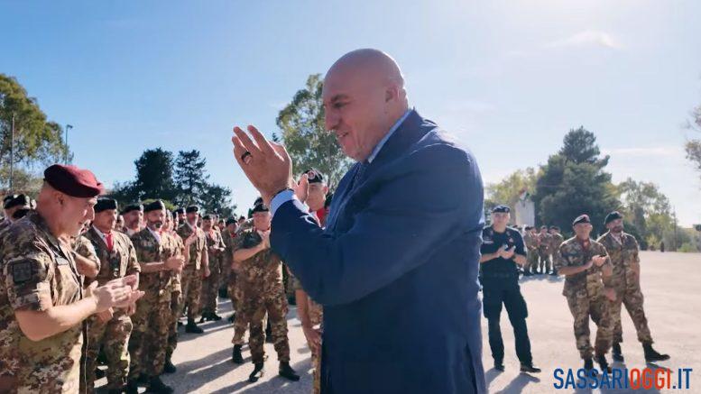 Il ministro della Difesa Guido Crosetto con la Brigata Sassari