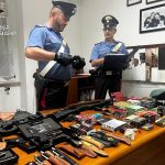 Minaccia con la pistola un tabaccaio a Ittiri, in casa aveva un arsenale