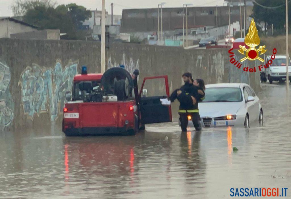 Strada allagata a Porto Torres, salvate madre e figlia in auto