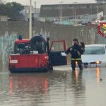 Strada allagata a Porto Torres, salvate madre e figlia in auto