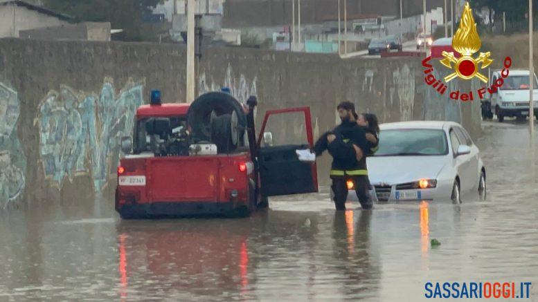 Strada allagata a Porto Torres, salvate madre e figlia in auto