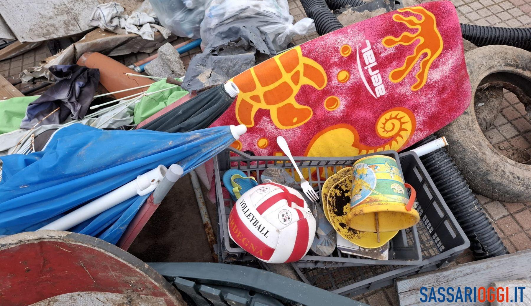 Volontari ripuliscono Platamona, recuperati plastica e vetro